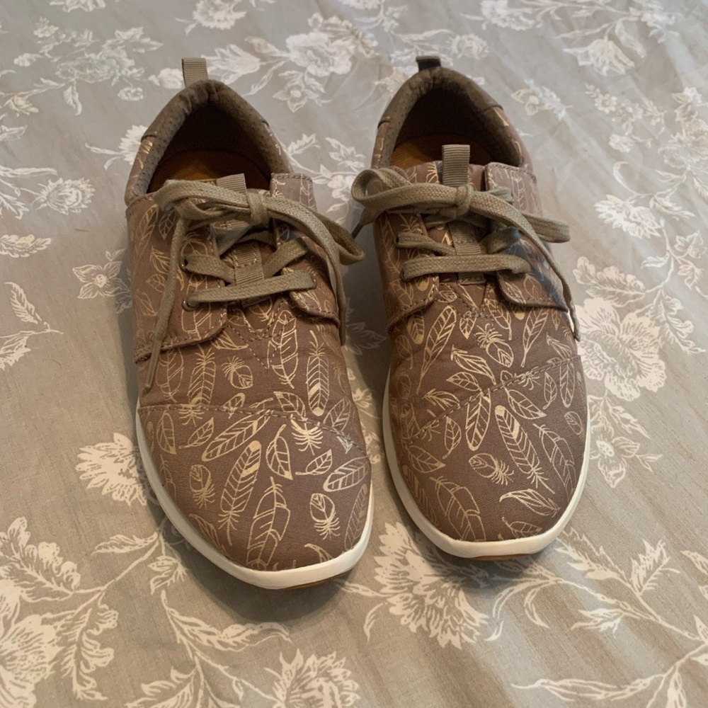 Tom’s gym running shoe